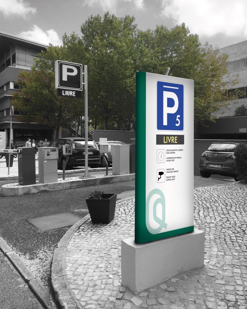 Fotomontagem apresentando a Composição sinalética externa de estacionamento no projeto Narrativa Gráfica QDF, localizado em Quinta da Fonte, Oeiras, Portugal.