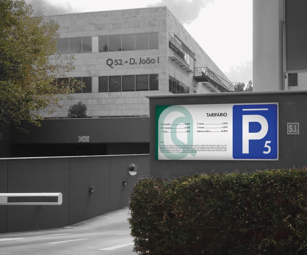 Fotomontagem apresentando a Composição sinalética externa de tarifário no projeto Narrativa Gráfica QDF, localizado em Quinta da Fonte, Oeiras, Portugal.