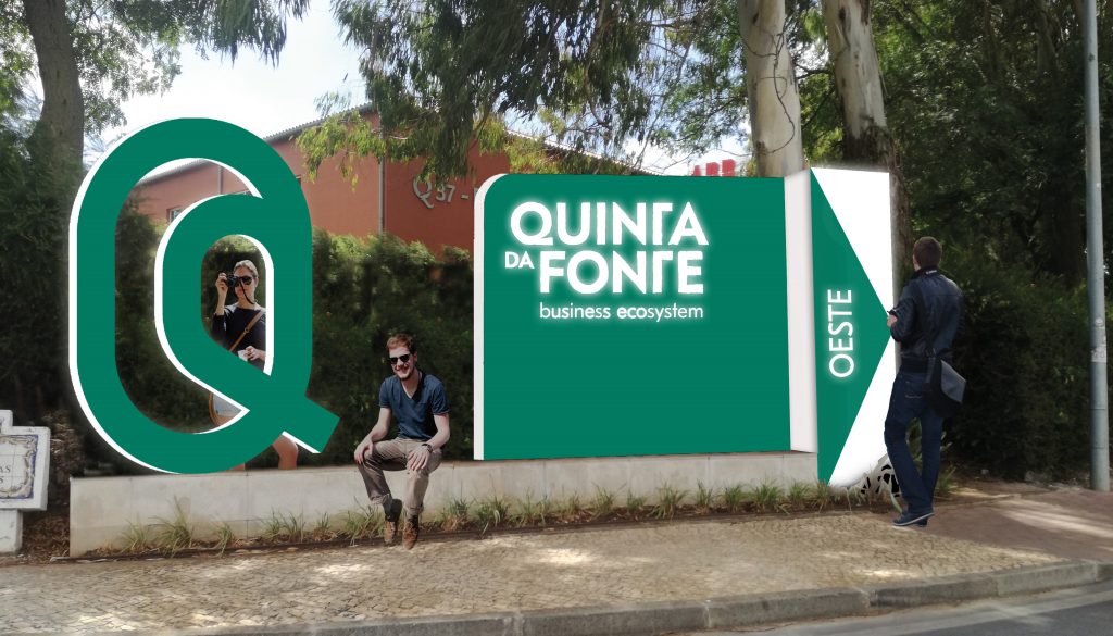 Fotomontagem apresentando a Composição sinalética externa no projeto Narrativa Gráfica QDF, localizado em Quinta da Fonte, Oeiras, Portugal.