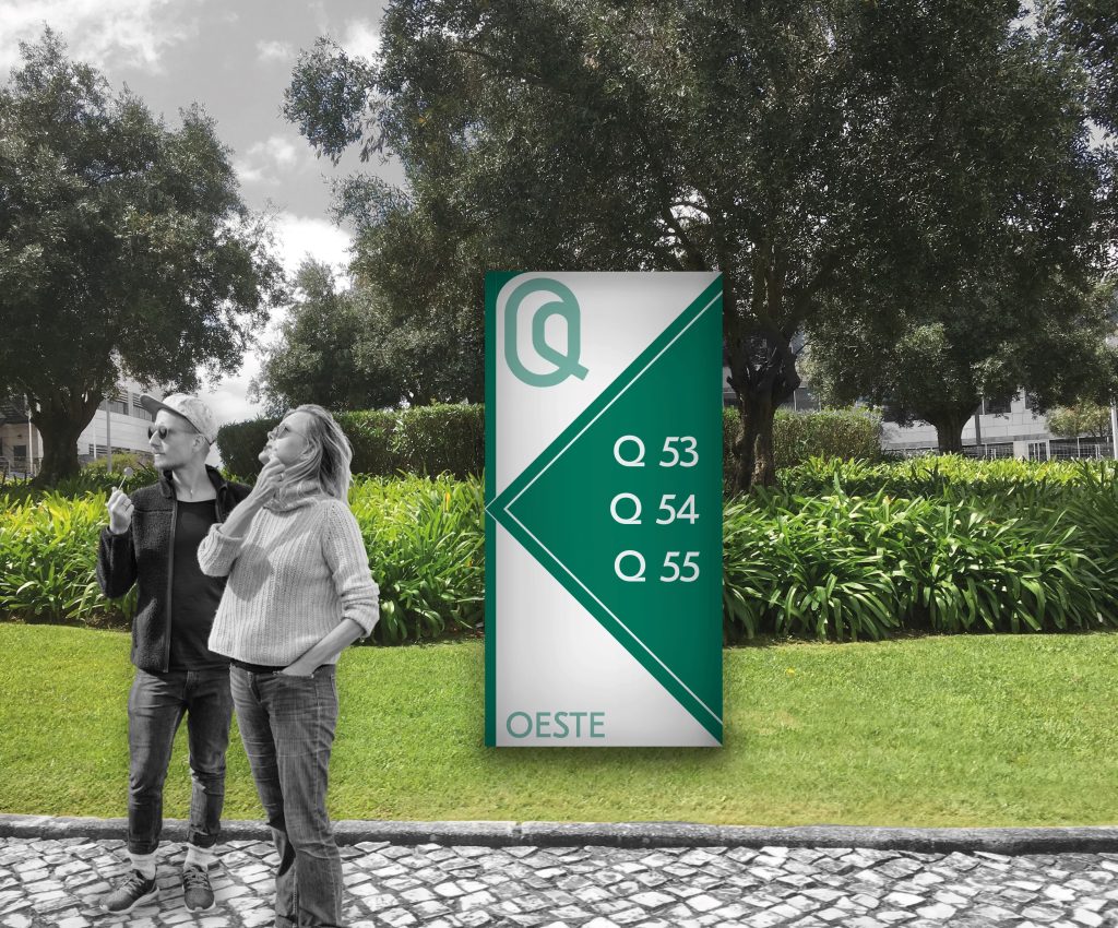 Fotomontagem apresentando a Composição sinalética externa direcional no projeto Narrativa Gráfica QDF, localizado em Quinta da Fonte, Oeiras, Portugal.