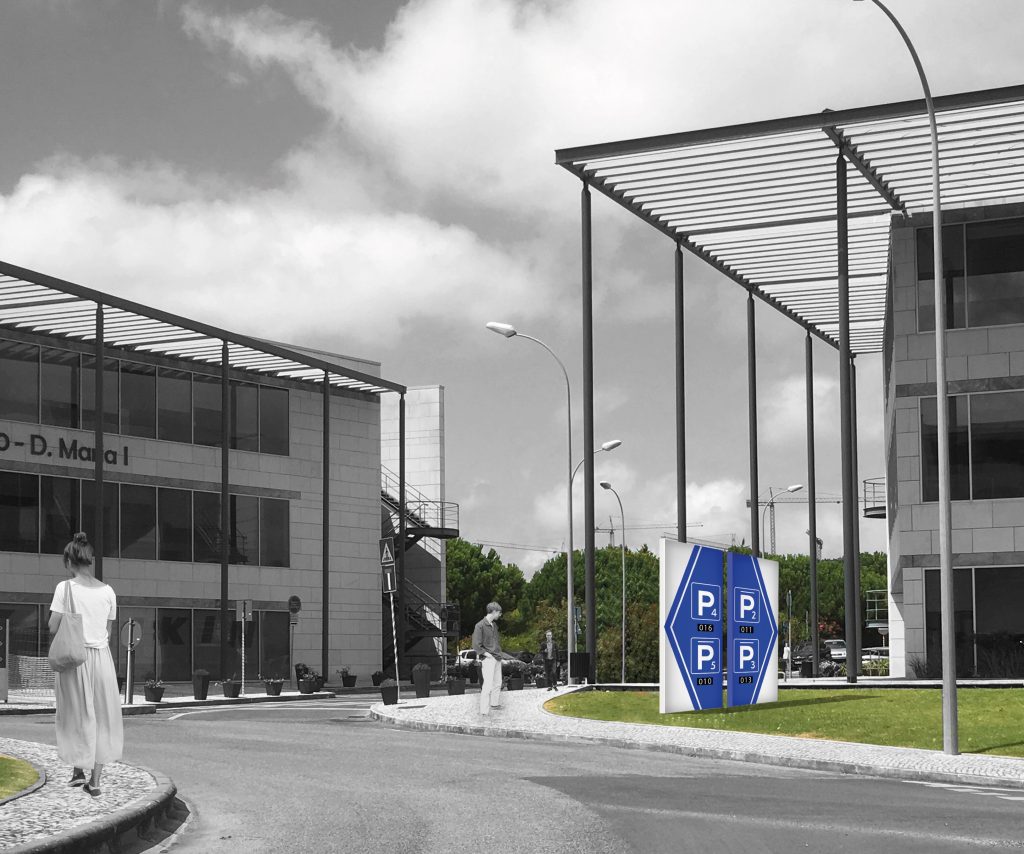 Fotomontagem apresentando a Composição sinalética externa direcional estacionamento no projeto Narrativa Gráfica QDF, localizado em Quinta da Fonte, Oeiras, Portugal.
