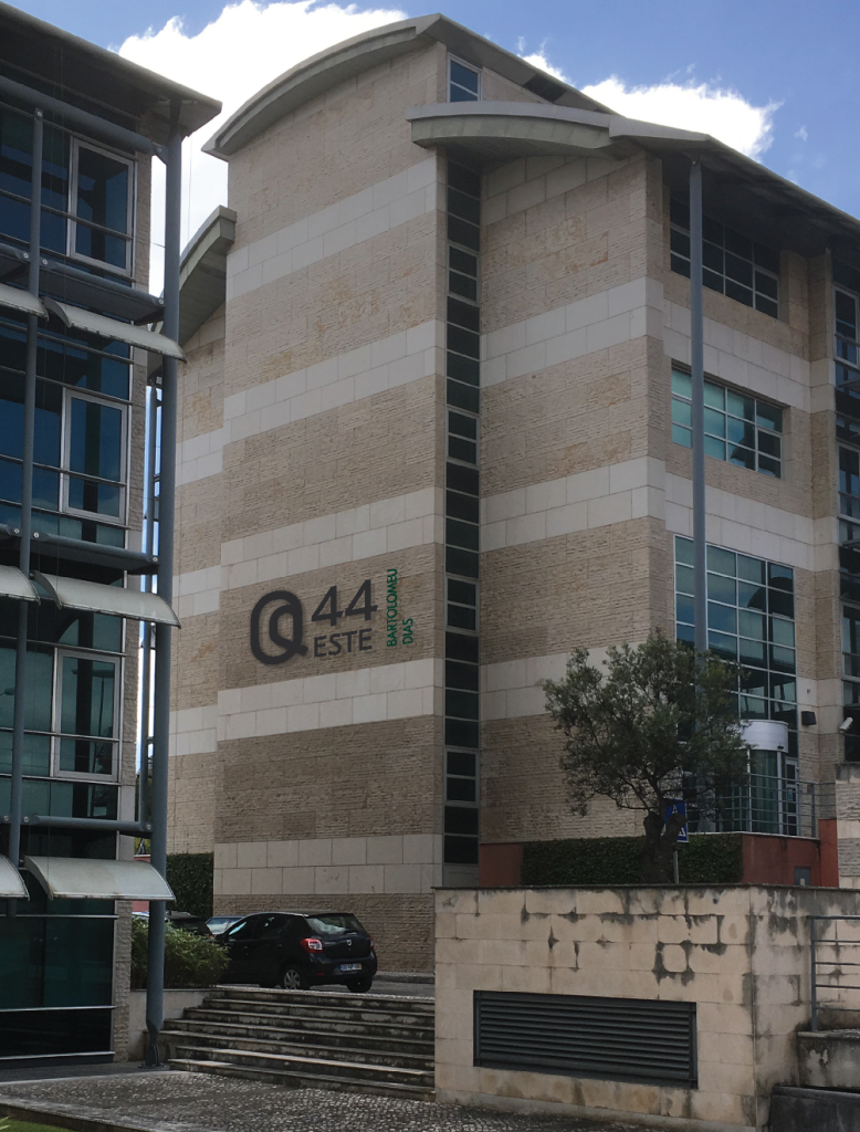 Fotomontagem apresentando a Composição sinalética externa indicativa do edifício no projeto Narrativa Gráfica QDF, localizado em Quinta da Fonte, Oeiras, Portugal.