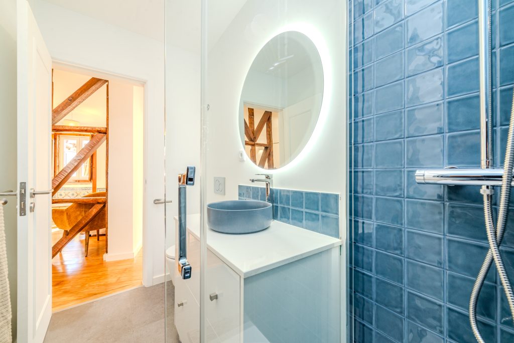 Fotografia apresentando a Vista geral do WC, azul no projeto Rua das Praças, localizado em Lisboa, Portugal.