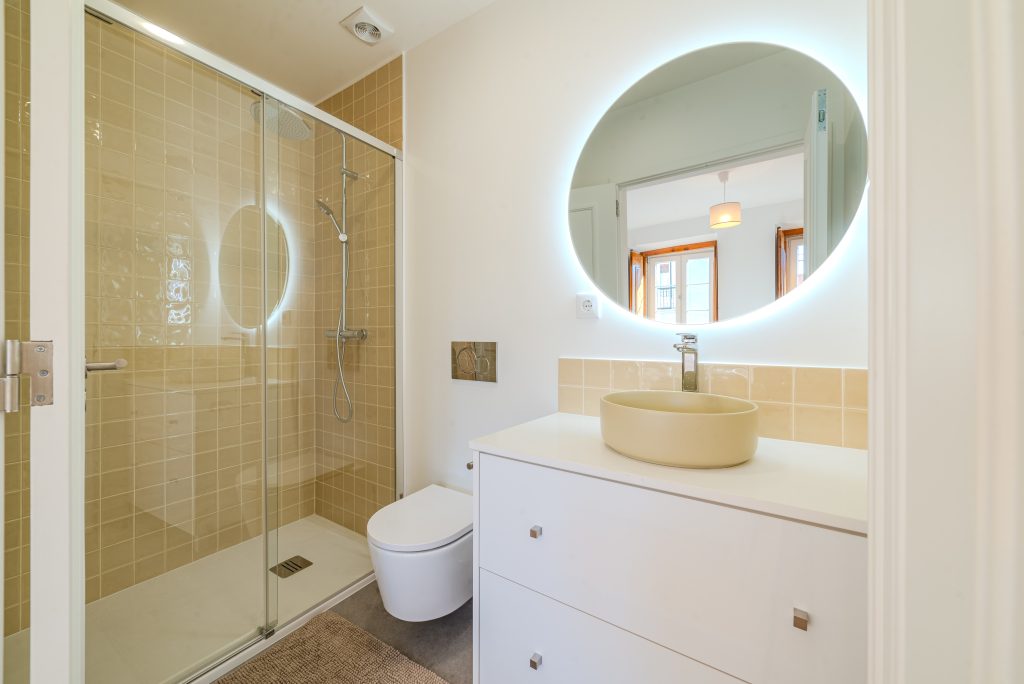 Fotografia apresentando o WC da suite, creme no projeto Rua das Praças, localizado em Lisboa, Portugal.