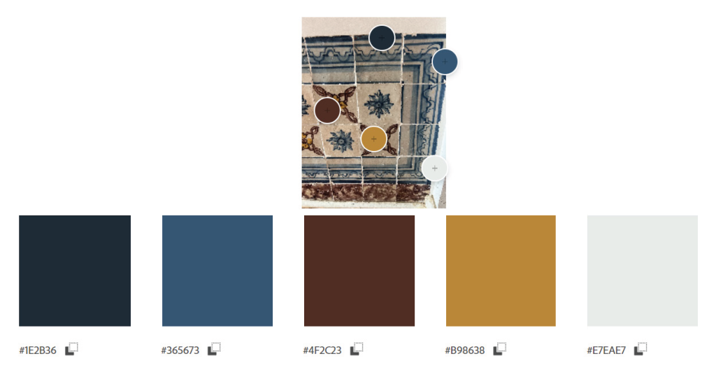 Fotografia apresentando a Paleta de cores e azulejos preservados no projeto Rua das Praças, localizado em Lisboa, Portugal.