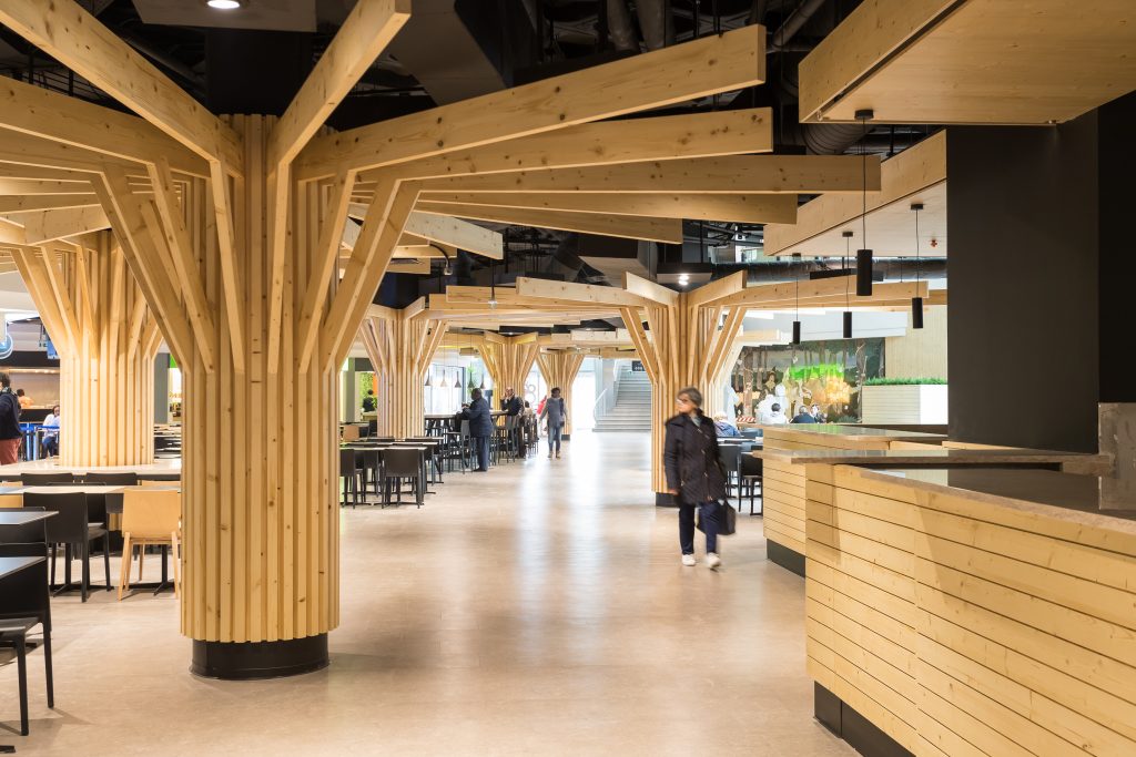 Fotografia apresentando o conceito de Perspetiva interior, foodcourt no projeto Saldanha Residence Shopping, localizado em Lisboa, Portugal.