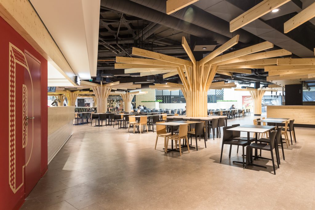 Fotografia apresentando o conceito de Perspetiva interior, foodcourt no projeto Saldanha Residence Shopping, localizado em Lisboa, Portugal.