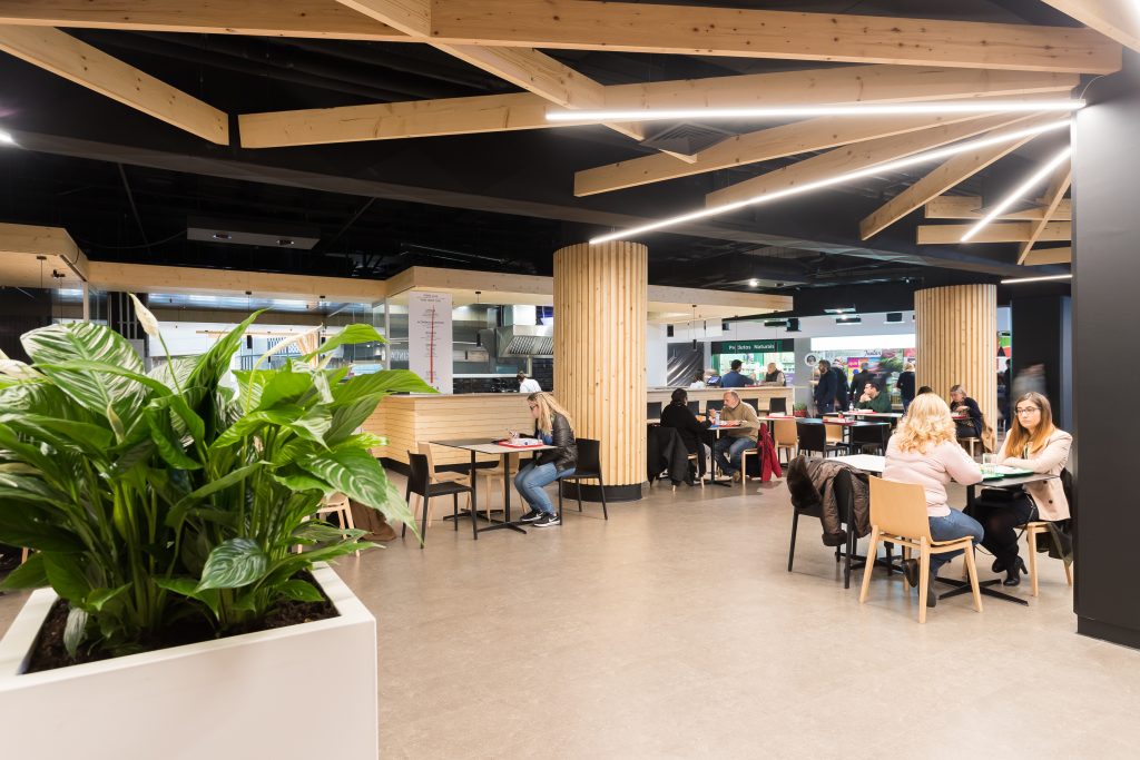 Fotografia apresentando o conceito de Perspetiva interior, foodcourt e iluminação no projeto Saldanha Residence Shopping, localizado em Lisboa, Portugal.