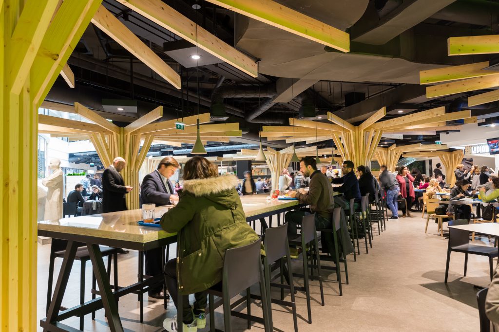 Fotografia apresentando o conceito de Perspetiva interior, foodcourt no projeto Saldanha Residence Shopping, localizado em Lisboa, Portugal.