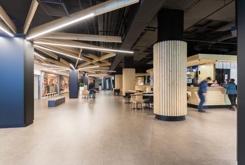 Fotografia apresentando o conceito de Perspetiva interior, foodcourt e iluminação no projeto Saldanha Residence Shopping, localizado em Lisboa, Portugal.