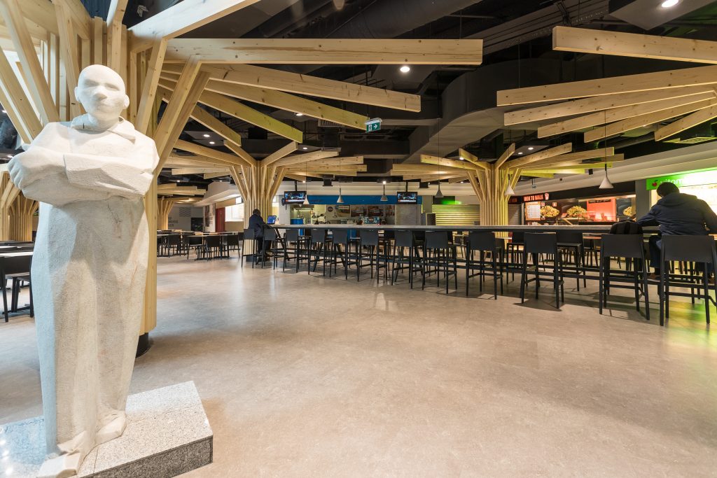 Fotografia apresentando o conceito de Perspetiva interior, foodcourt, decoração no projeto Saldanha Residence Shopping, localizado em Lisboa, Portugal.