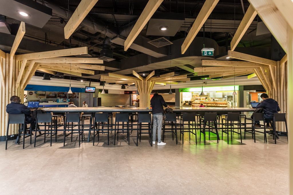 Fotografia apresentando o conceito de Perspetiva interior, foodcourt no projeto Saldanha Residence Shopping, localizado em Lisboa, Portugal.