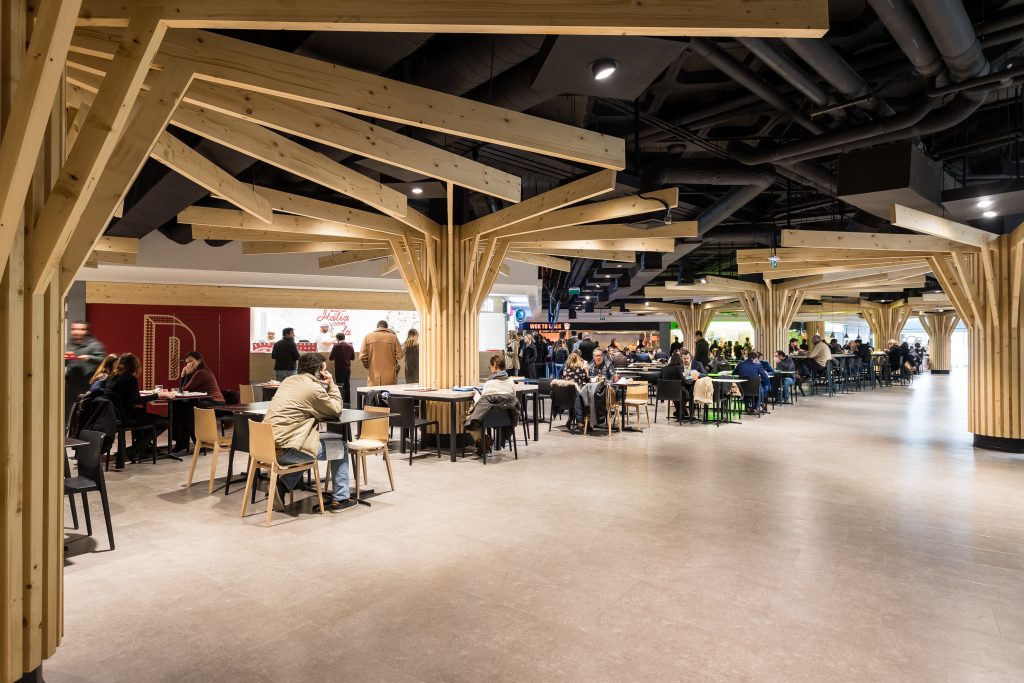 Fotografia apresentando o conceito de Perspetiva interior, foodcourt no projeto Saldanha Residence Shopping, localizado em Lisboa, Portugal.