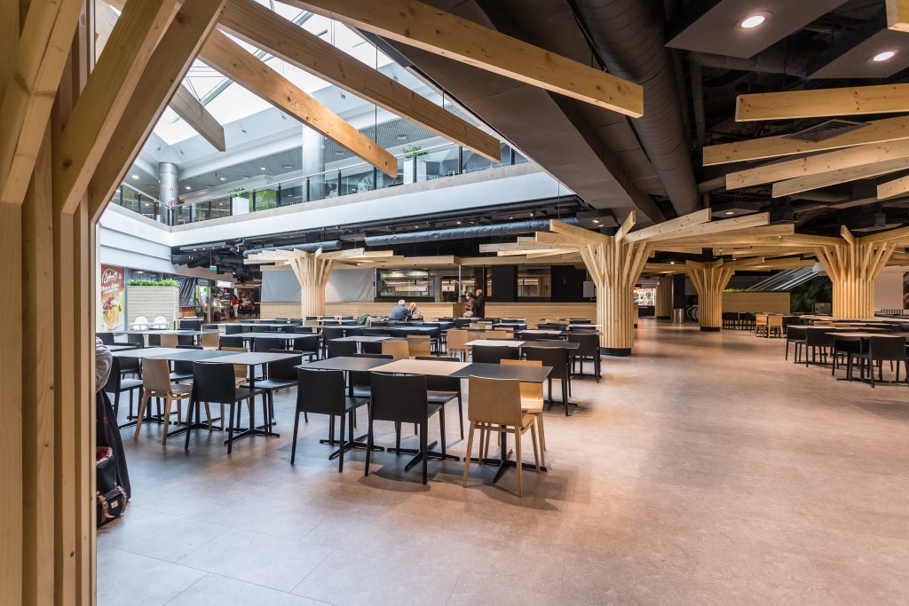 Fotografia apresentando o conceito de Perspetiva interior, foodcourt no projeto Saldanha Residence Shopping, localizado em Lisboa, Portugal.