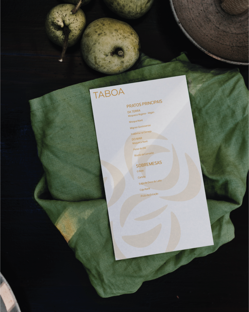 Fotomontagem apresentando a Aplicação em menu no projeto Logótipo Taboa, localizado em São Miguel do Gostoso, Rio Grande do Norte, Brasil.