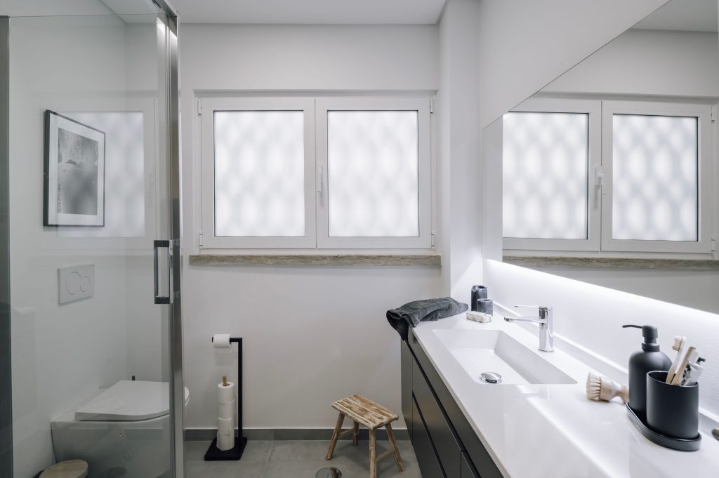 Fotografia apresentando o WC no projeto Travessa do Chafariz, localizado em Lisboa, Portugal.