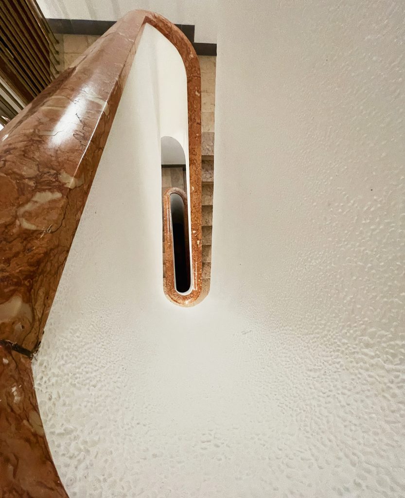 Fotografia apresentando o Detalhe do corrimão da escada no projeto Travessa do Chafariz, localizado em Lisboa, Portugal.