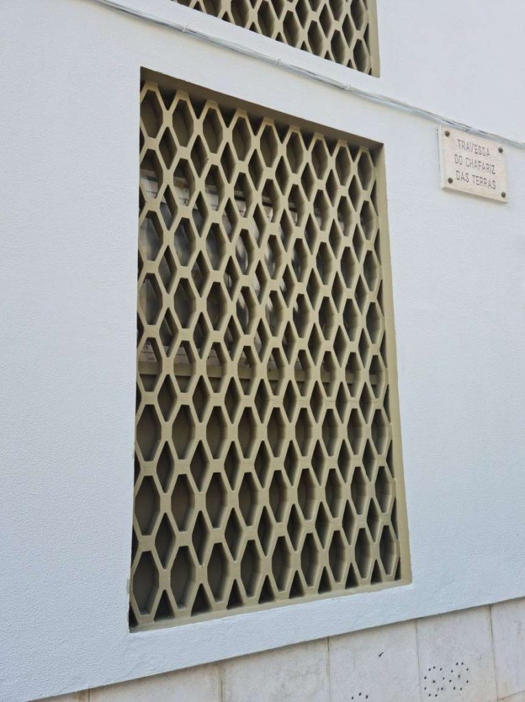 Fotografia apresentando o Detalhe da fachada, cobogó no projeto Travessa do Chafariz, localizado em Lisboa, Portugal.
