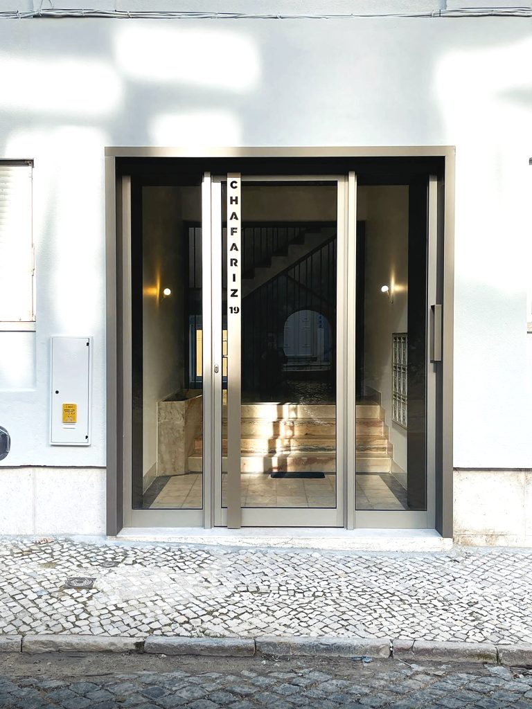 Fotografia apresentando a Porta da entrada principal no projeto Travessa do Chafariz, localizado em Lisboa, Portugal.