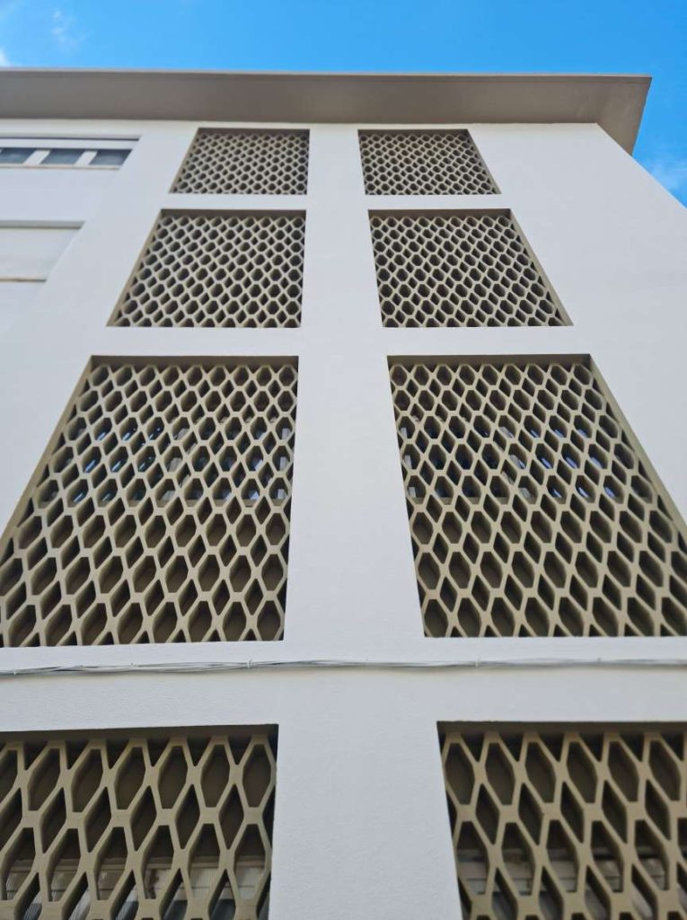 Fotografia apresentando a Fachada e cor no projeto Travessa do Chafariz, localizado em Lisboa, Portugal.