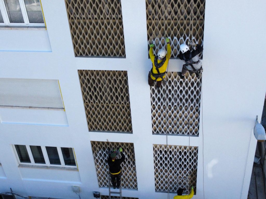 Fotografia apresentando os Trabalhos de pintura da fachada no projeto Travessa do Chafariz, localizado em Lisboa, Portugal.