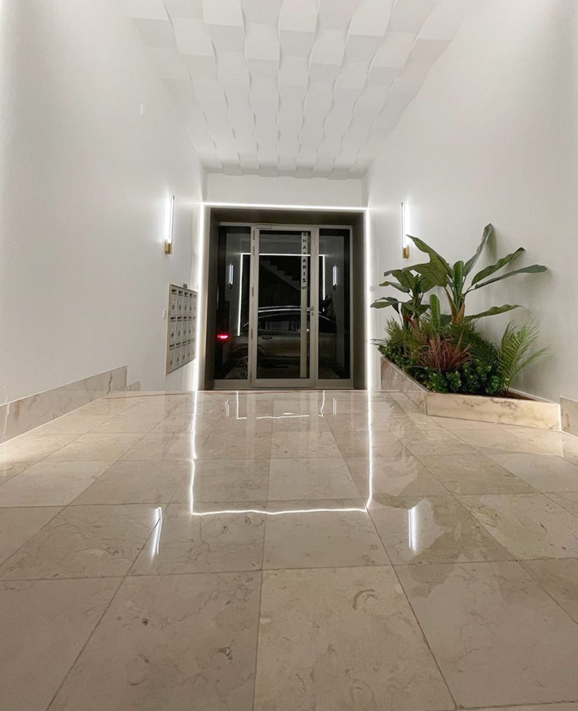 Fotografia apresentando o Hall de entrada, porta e caixas de correio no projeto Travessa do Chafariz, localizado em Lisboa, Portugal.