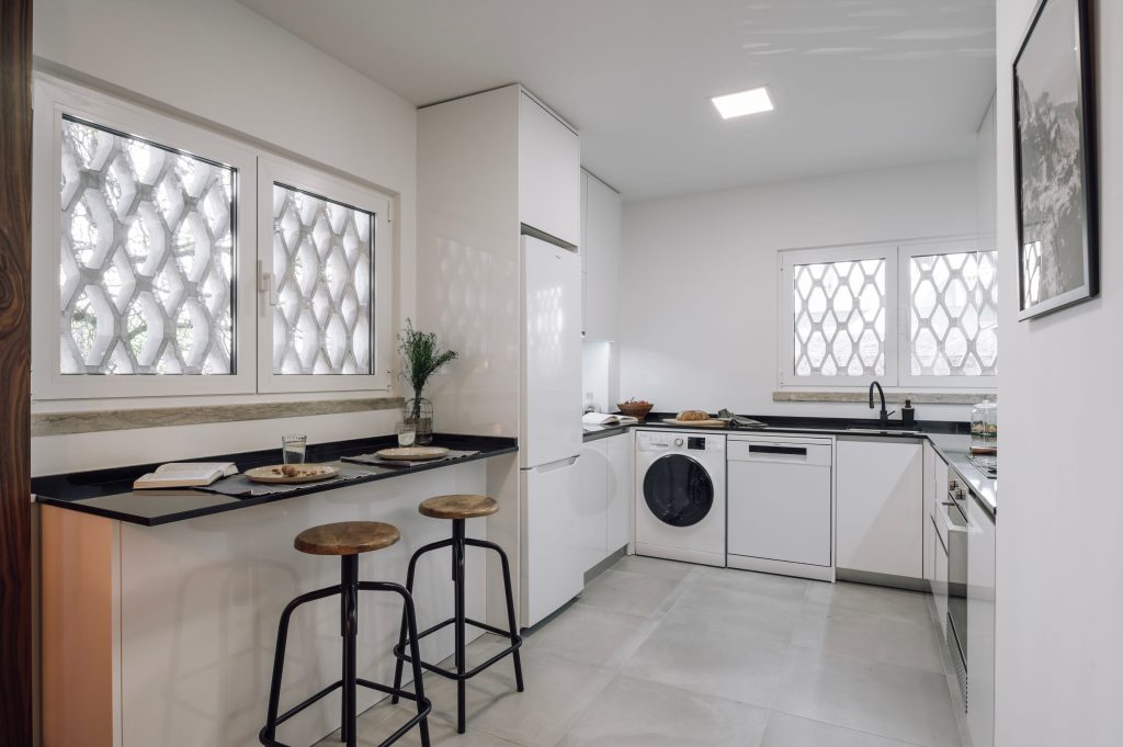 Fotografia apresentando a Cozinha no projeto Travessa do Chafariz, localizado em Lisboa, Portugal.