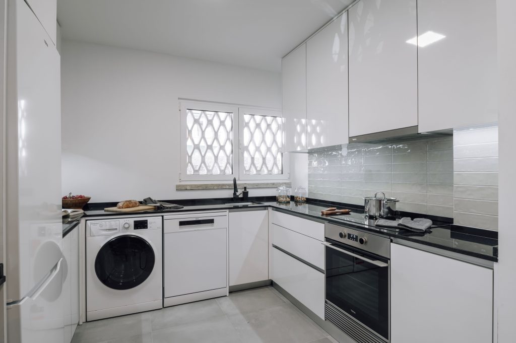 Fotografia apresentando a Cozinha, arrumação no projeto Travessa do Chafariz, localizado em Lisboa, Portugal.