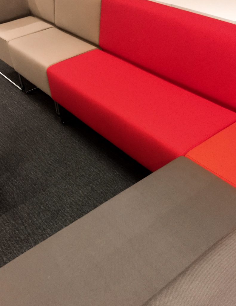 Fotografia apresentando o Detalhe de combinação de cores no projeto Vodafone | Centro de formação, localizado em Lisboa, Portugal.