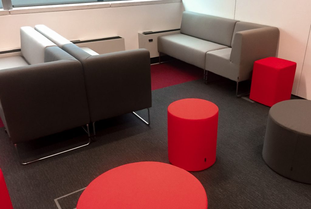Fotografia apresentando o Mobiliário e pavimento no projeto Vodafone | Centro de formação, localizado em Lisboa, Portugal.