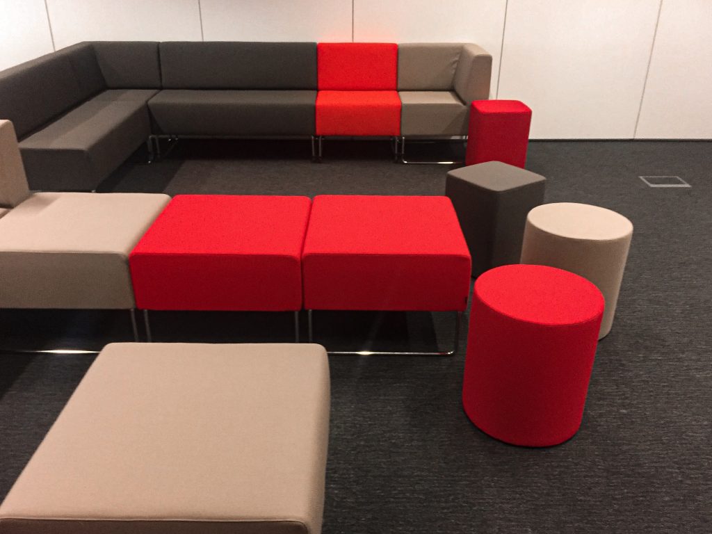Fotografia apresentando o Lounge, mobiliário e pavimento no projeto Vodafone | Centro de formação, localizado em Lisboa, Portugal.